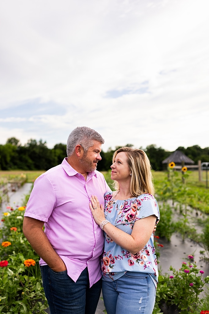 Large extended Family Photo session at Roosters Pumpkin Patch in Jonesburg Missouri